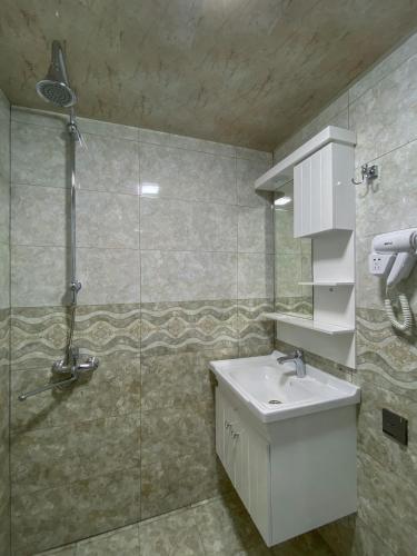 Salle de bains dans l'établissement Miramida Hotel