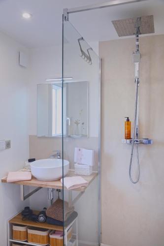 une salle de bain avec une douche en verre avec un lavabo dans l'établissement Maison Roudoudou - Charmante maison à moins de 300m de la plage, à Saint-Germain-sur-Ay