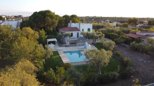 an aerial view of a house with a swimming pool at Residenza Lippolis in Castellana Grotte