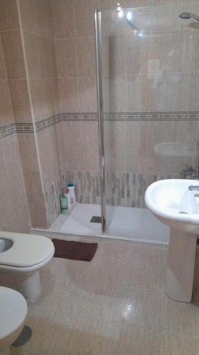 y baño con ducha, aseo y lavamanos. en TOMMY ROOMS, en Alicante