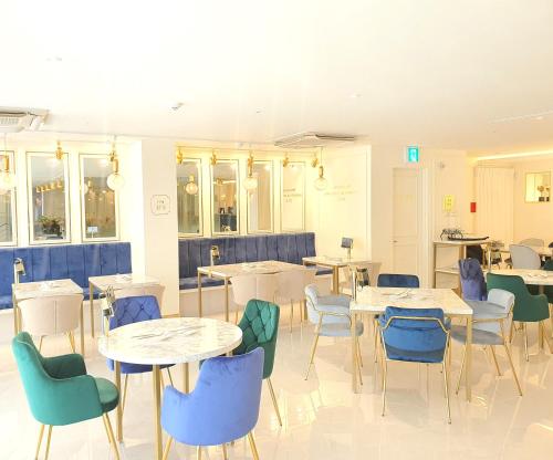 een eetkamer met tafels en stoelen in een kamer bij Days Hotel by Wyndham Seoul Myeongdong in Seoul