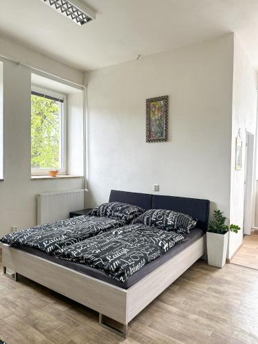 um quarto com uma cama grande num quarto em JP ubytování Loštice em Loštice