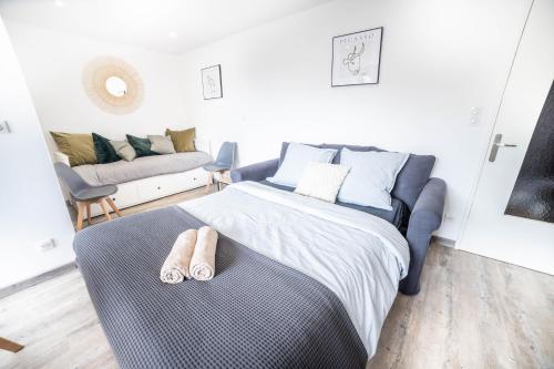 une chambre avec un lit avec deux pantoufles dessus dans l'établissement La Parenthèse Parking Plage TOP PROS SERVICESConciergerie La Grande Motte, à La Grande Motte