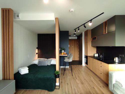 una camera con un grande letto e una cucina di Easy Rent Apartments - Unia Art Residence 83 a Lublino