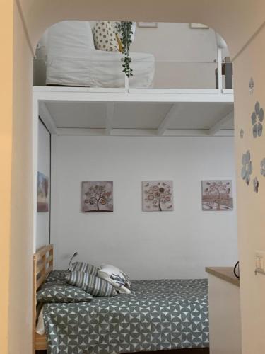 サレルノにあるPapu's Houseの小さな部屋のベッド1台が備わるベッドルーム1室