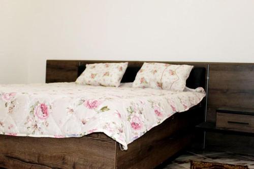 Cama con sábanas y almohadas rosas y blancas en Tafoukt house ,tamraght, en Aourir