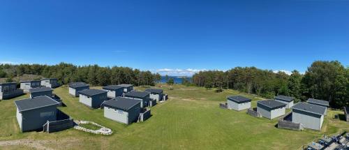 eine Luftansicht einer Gruppe kleiner Häuser auf einem Feld in der Unterkunft Kostergården in Sydkoster