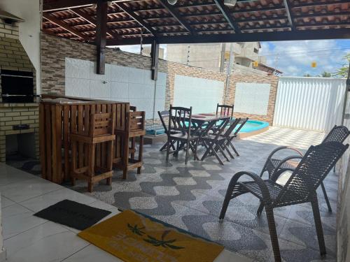 un patio con tavolo, sedie e piscina di Casa do Conde PB 02 a Conde