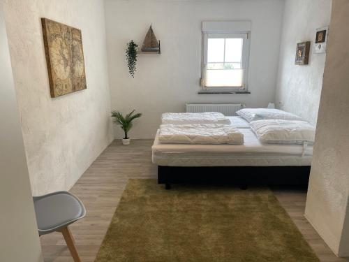 Lahr的住宿－Villa Lahr，一间卧室设有两张床和窗户。