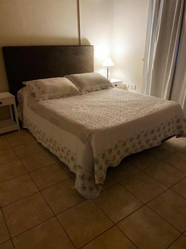 - un grand lit dans une chambre dotée d'un canapé-lit dans l'établissement Departamento Céntrico en Eldorado, à Eldorado