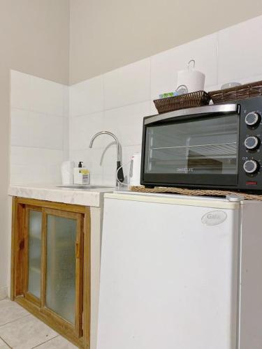 La cuisine est équipée d'un four micro-ondes et d'un réfrigérateur. dans l'établissement Departamento Céntrico en Eldorado, à Eldorado