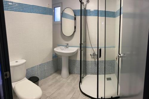 W łazience znajduje się toaleta, umywalka i prysznic. w obiekcie Αρέθουσα Jungle τριάρι 65τμ. w Chalkidzie