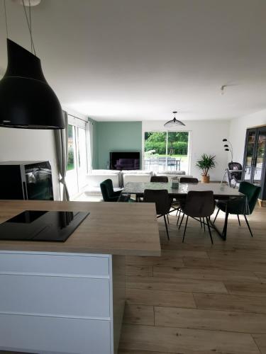 Photo de la galerie de l'établissement Villa entre ville et océan avec piscine chauffée, à Saint-Aubin-de-Médoc