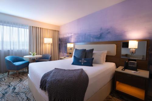 una camera d'albergo con un grande letto e una scrivania di Mohegan Pennsylvania - Adults Only a Wilkes-Barre