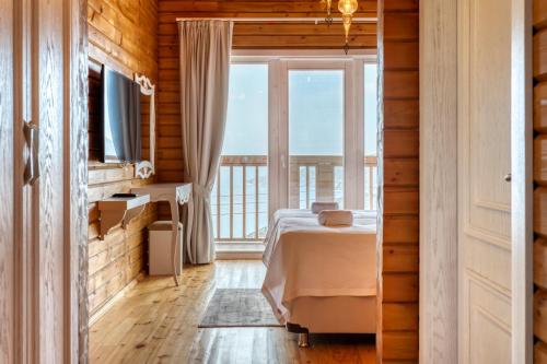 Televisyen dan/atau pusat hiburan di Villa Lucida - Kalkan Hills - Exclusive Villas with Private Pool and Majestic Sea Views