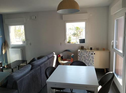 - un salon avec un canapé et une table dans l'établissement Appartement T2 très lumineux + PKG, à Toulouse