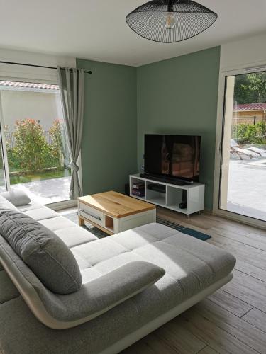 Photo de la galerie de l'établissement Villa entre ville et océan avec piscine chauffée, à Saint-Aubin-de-Médoc