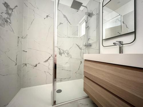 une salle de bain avec douche et lavabo dans l'établissement Les oiseaux du paradis, à Sausset-les-Pins