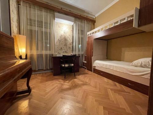 Dormitorio con litera, escritorio y escritorio en House in Old Tbilisi, en Tiflis
