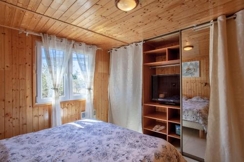 Tempat tidur dalam kamar di Stella Baggia - Maison avec jacuzzi proche de la mer