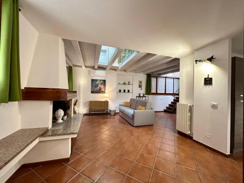 sala de estar con sofá y chimenea en SUNFLOWER APARTMENT, en Peschiera del Garda