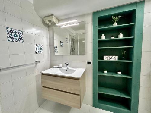 ein Bad mit einem Waschbecken und einem Spiegel in der Unterkunft SUNFLOWER APARTMENT in Peschiera del Garda