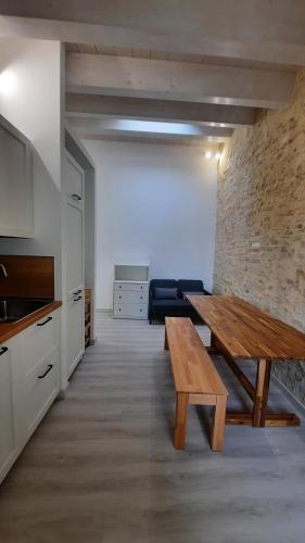 een woonkamer met een houten tafel en een bank bij Appartamento cavalluccio marino in Porto Potenza Picena