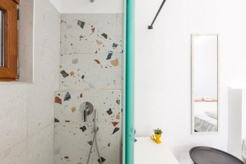 パノルモス・レティムノにあるGlarosのバスルーム(ガラスドア付きのシャワー付)