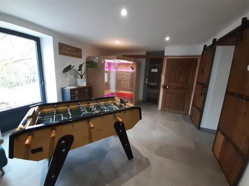 聖納博爾德的住宿－Aux Portes de Vrupt，客厅,房间中间设有台球桌