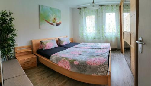 Dormitorio pequeño con cama con edredón de flores en Dresden Großer Garten en Dresden