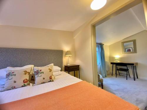 En eller flere senger på et rom på Pretty 1 bedroom cottage near Cirencester