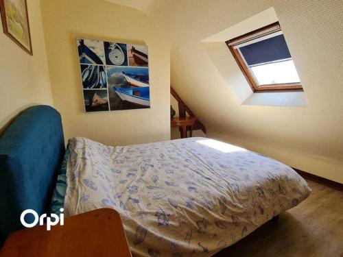 une petite chambre avec un lit et une fenêtre dans l'établissement Ref 022 - Grande maison pour dix personnes avec jardin et palmier, à Arzon