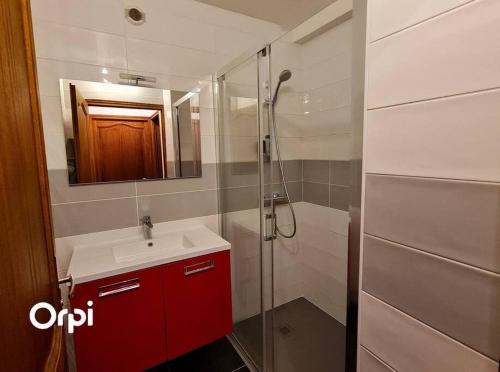 une salle de bain avec une douche, un lavabo et un miroir dans l'établissement Ref 022 - Grande maison pour dix personnes avec jardin et palmier, à Arzon