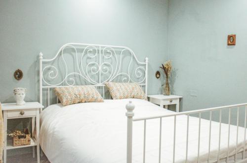 1 dormitorio con 1 cama blanca y paredes azules en Country house Oberfeld, en Vipava