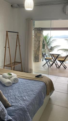 ein Schlafzimmer mit einem Bett und einem großen Fenster in der Unterkunft Vivalavida Serra&Mar in Angra dos Reis