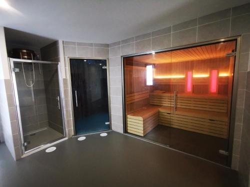 baño con ducha a ras de suelo y ducha a ras de suelo en Cottage chaleureux Louann, en Labouheyre