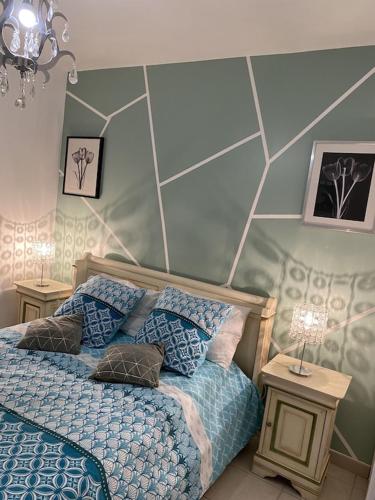 - une chambre avec un lit, deux tables et une lampe dans l'établissement Inadad, à Saint-Étienne-du-Grès