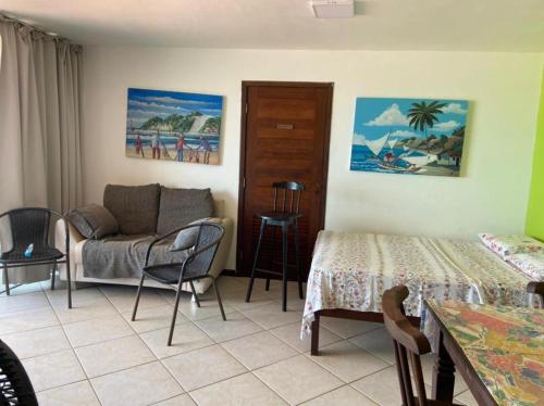 uma sala de estar com um sofá e uma cama em Apartamentos Ponta do Sol em Natal