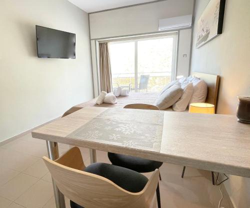 Rhodes Central: King Bed Studio