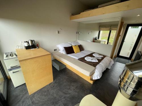 ein kleines Schlafzimmer mit einem Bett in einem Zimmer in der Unterkunft Valley View Pendle in Foulridge