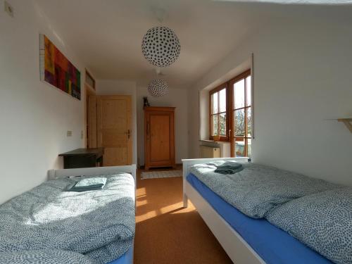 a bedroom with two beds and a window at Ferienwohnung mit Dachterrasse in Achberg