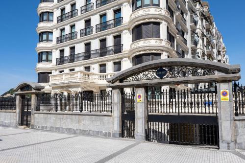 um edifício com um portão em frente em Belle Epoque on the Seafront em San Sebastián