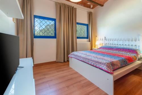 1 dormitorio con 1 cama y 2 ventanas en Mas Tinus - Lavanda, en Santa Cristina d'Aro