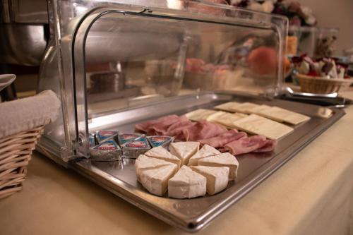 a buffet with meat and other foods on a counter at Penzión Tavel in Prešov