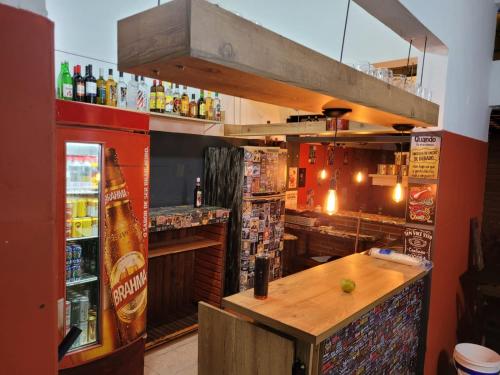bar z drewnianym blatem w restauracji w obiekcie Pousada São Marcos w mieście Santos