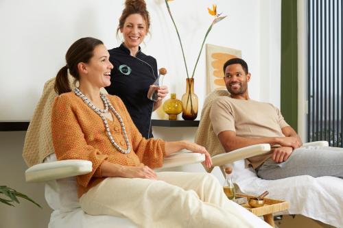 un grupo de personas sentadas en una habitación en Parkhotel Bad Arcen, en Arcen