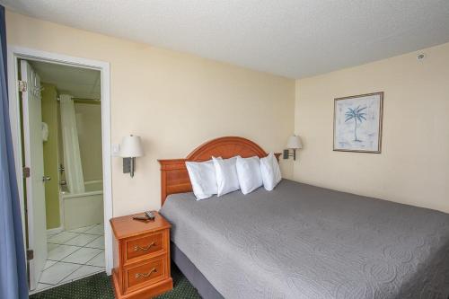ein Hotelzimmer mit einem Bett und einem Badezimmer in der Unterkunft Ocean View Studio King Suite Boardwalk Resort Unit 540 Sleeps 2 in Myrtle Beach