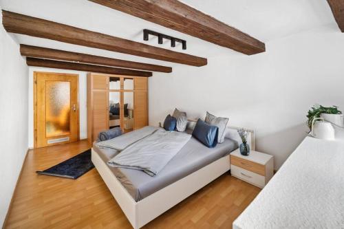 Кровать или кровати в номере Zentrales, rustikales Apartment