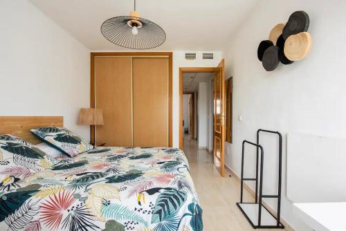マラガにあるLUNAROOM Center & Quiet Guesthouseのベッドルーム1室(カラフルな掛け布団付きのベッド1台付)