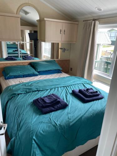 Tempat tidur dalam kamar di Labernum Lodge - Springhouse Country Park